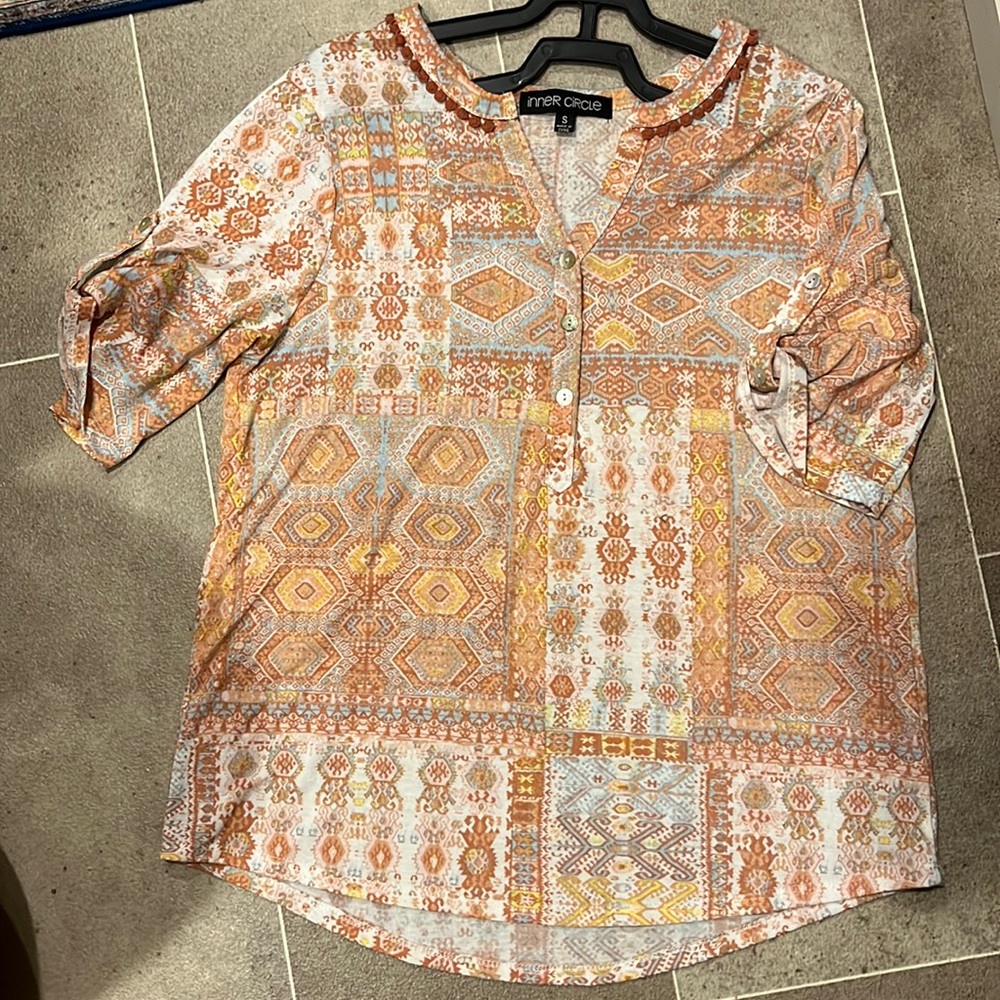 InneR ciRcle half-sleeve/half button up blouse